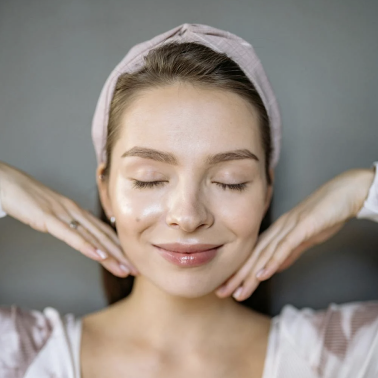 Szálbehúzás: természetes arcemelés műtét nélkül – minden amit tudni érdemes